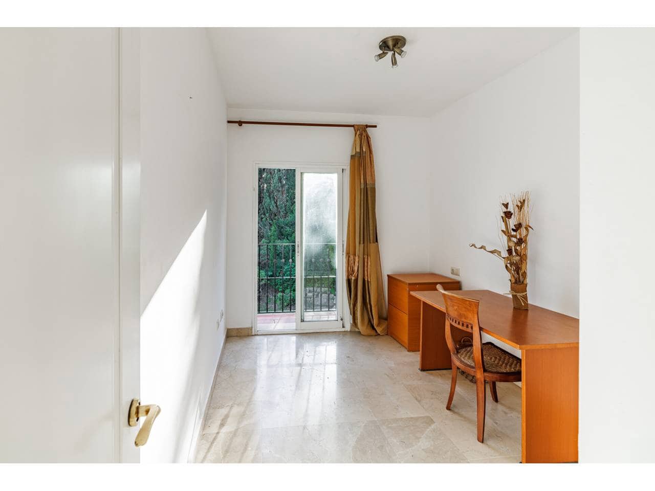 4 soveværelse Villa til salg i La Linea de la Concepcion med swimmingpool garage - € 875.000 (Ref: 7936802)