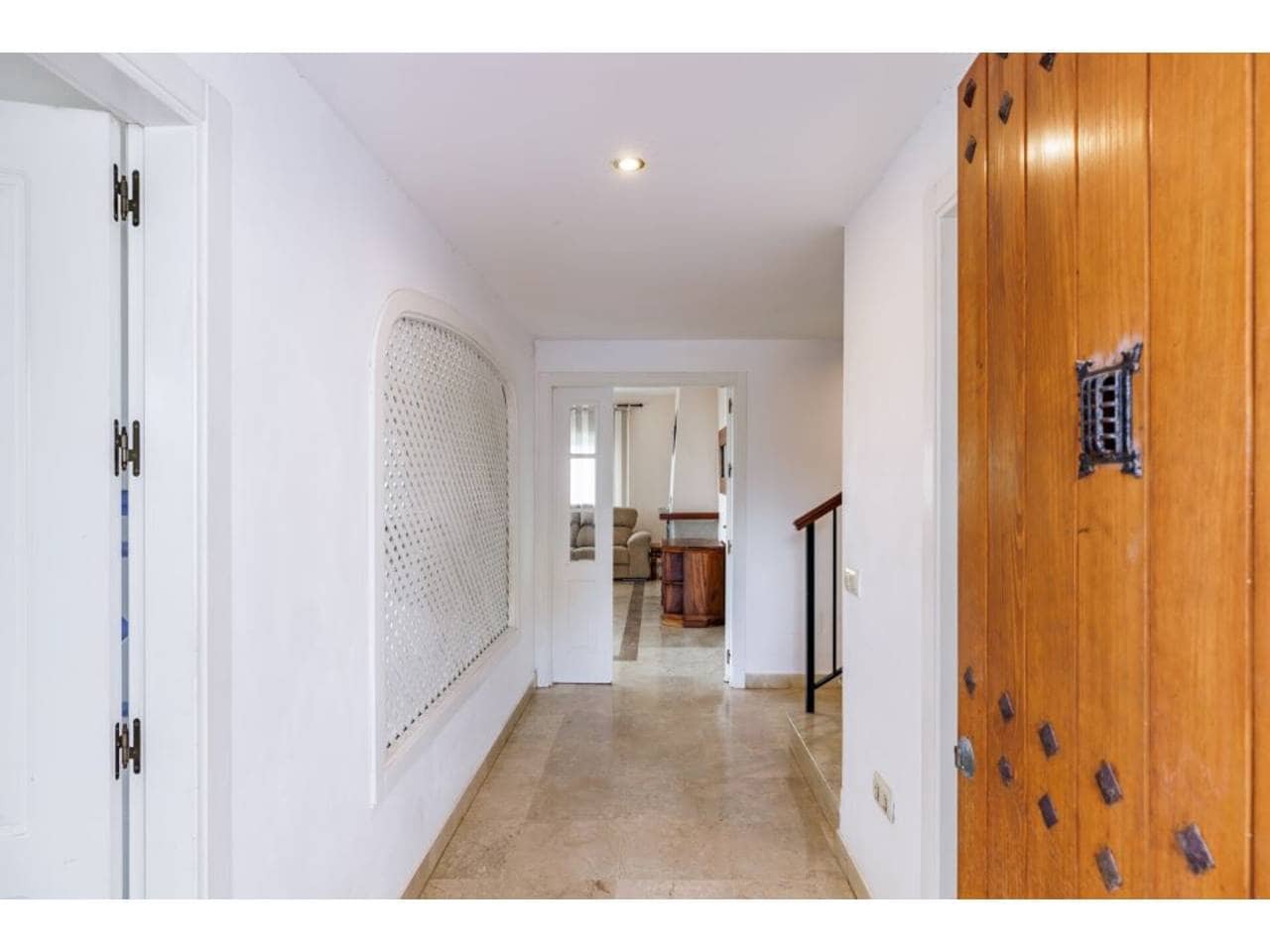 4 soveværelse Villa til salg i La Linea de la Concepcion med swimmingpool garage - € 875.000 (Ref: 7936802)