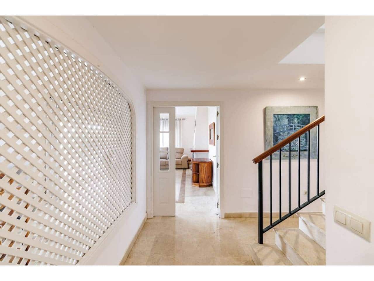 4 soveværelse Villa til salg i La Linea de la Concepcion med swimmingpool garage - € 875.000 (Ref: 7936802)