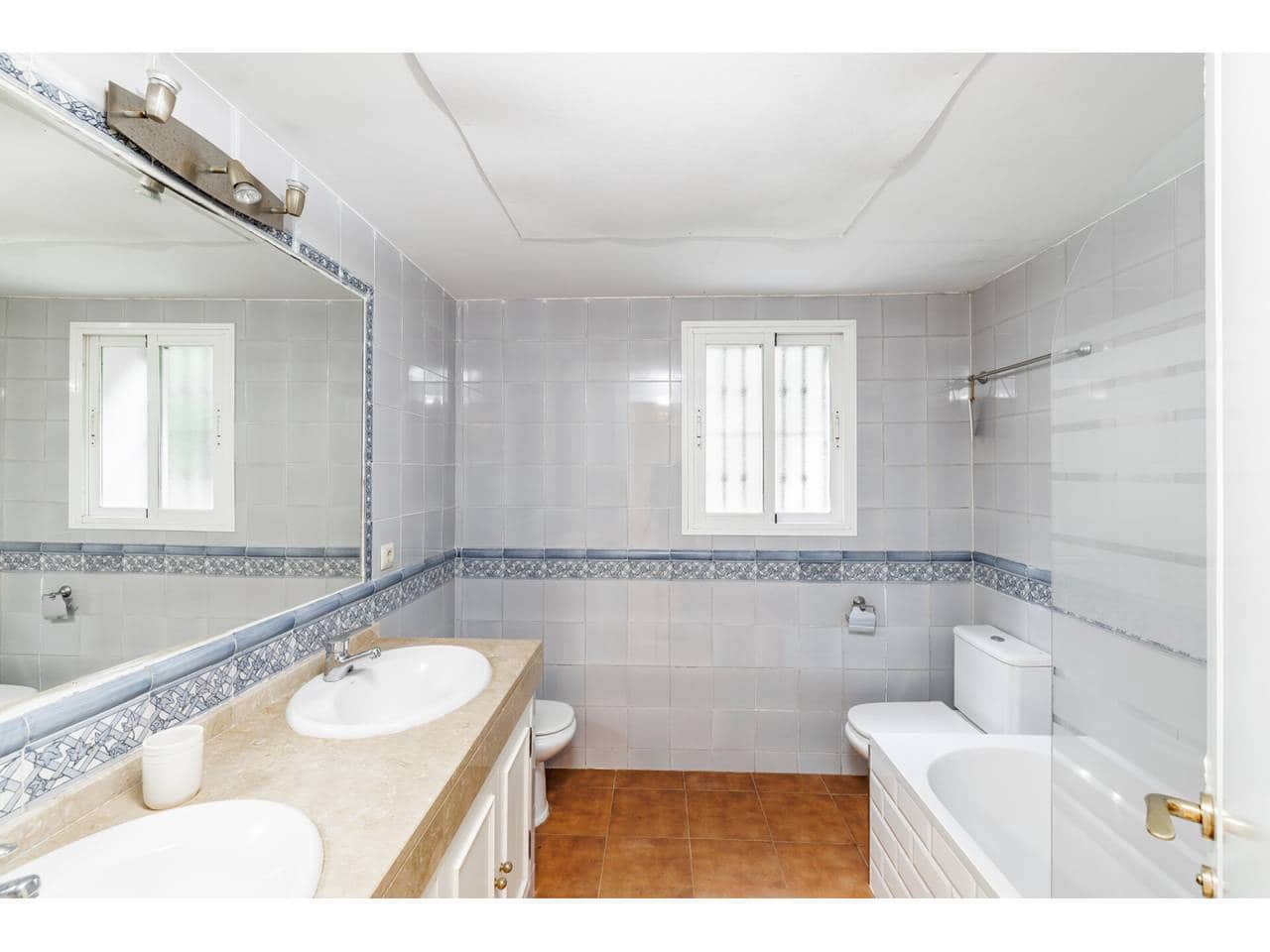 4 soveværelse Villa til salg i La Linea de la Concepcion med swimmingpool garage - € 875.000 (Ref: 7936802)