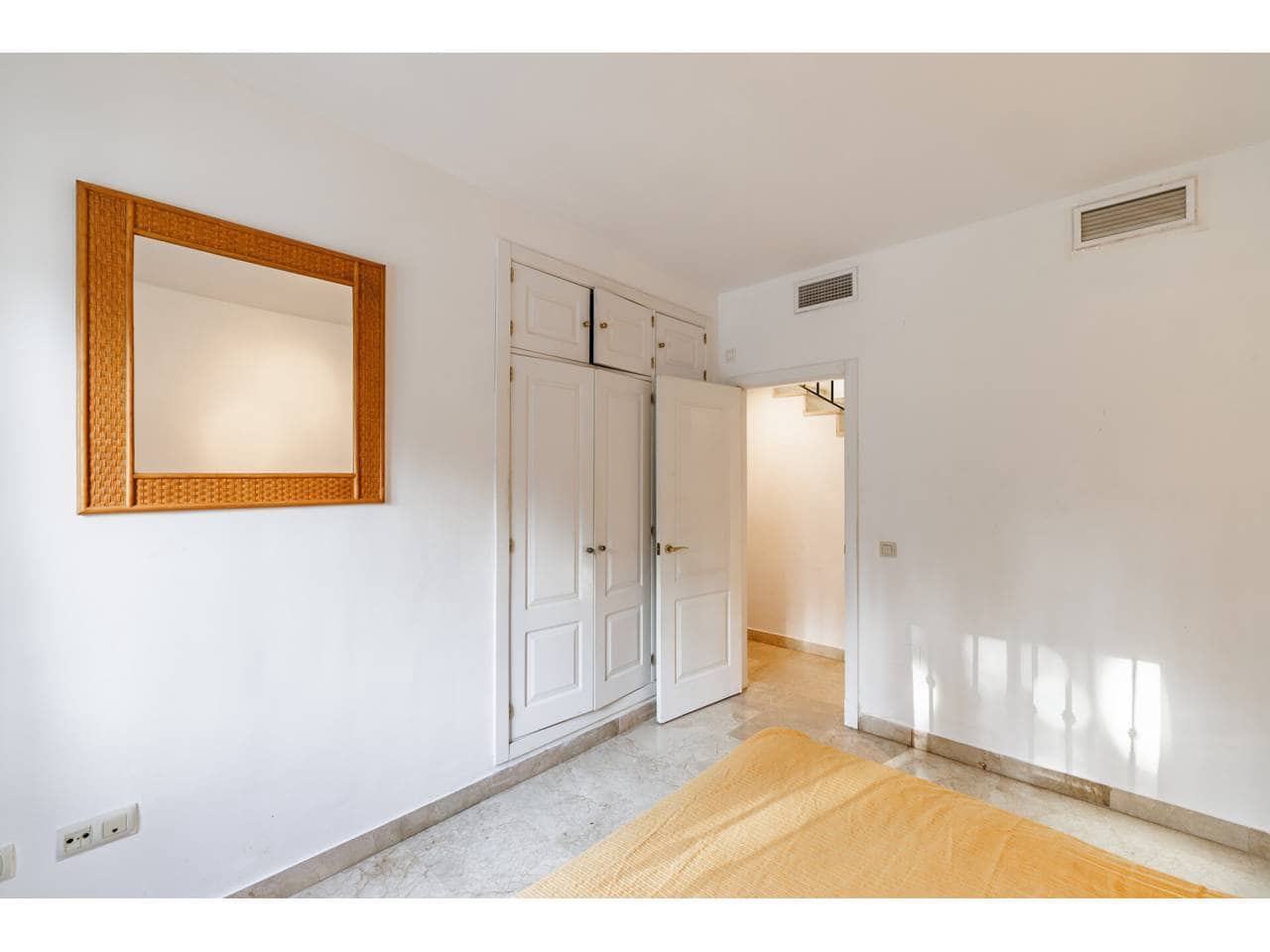 4 soveværelse Villa til salg i La Linea de la Concepcion med swimmingpool garage - € 875.000 (Ref: 7936802)