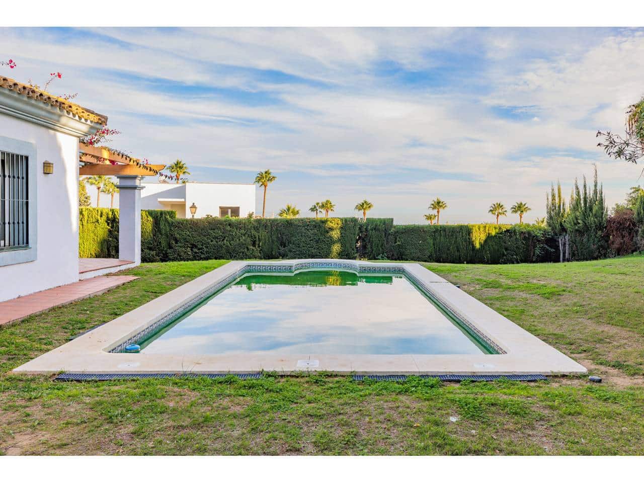 4 soveværelse Villa til salg i La Linea de la Concepcion med swimmingpool garage - € 875.000 (Ref: 7936802)