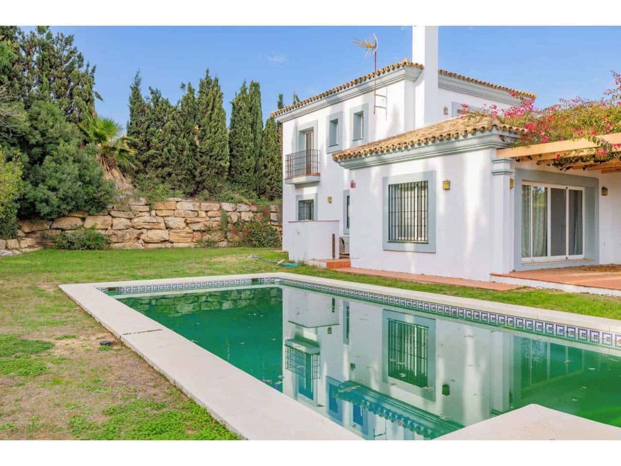 4 soveværelse Villa til salg i La Linea de la Concepcion med swimmingpool garage - € 875.000 (Ref: 7936802)