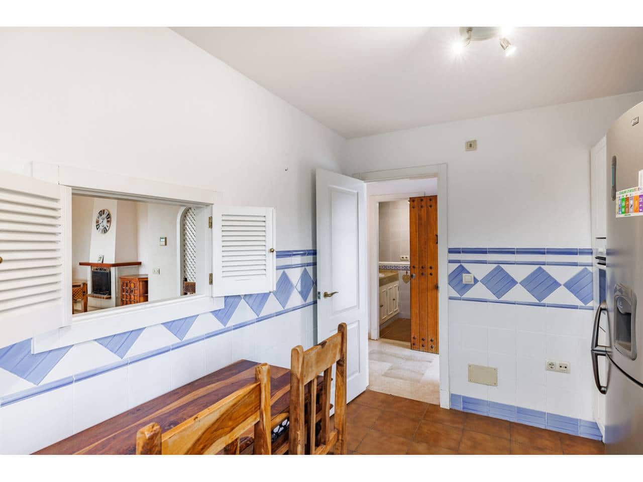 4 soveværelse Villa til salg i La Linea de la Concepcion med swimmingpool garage - € 875.000 (Ref: 7936802)