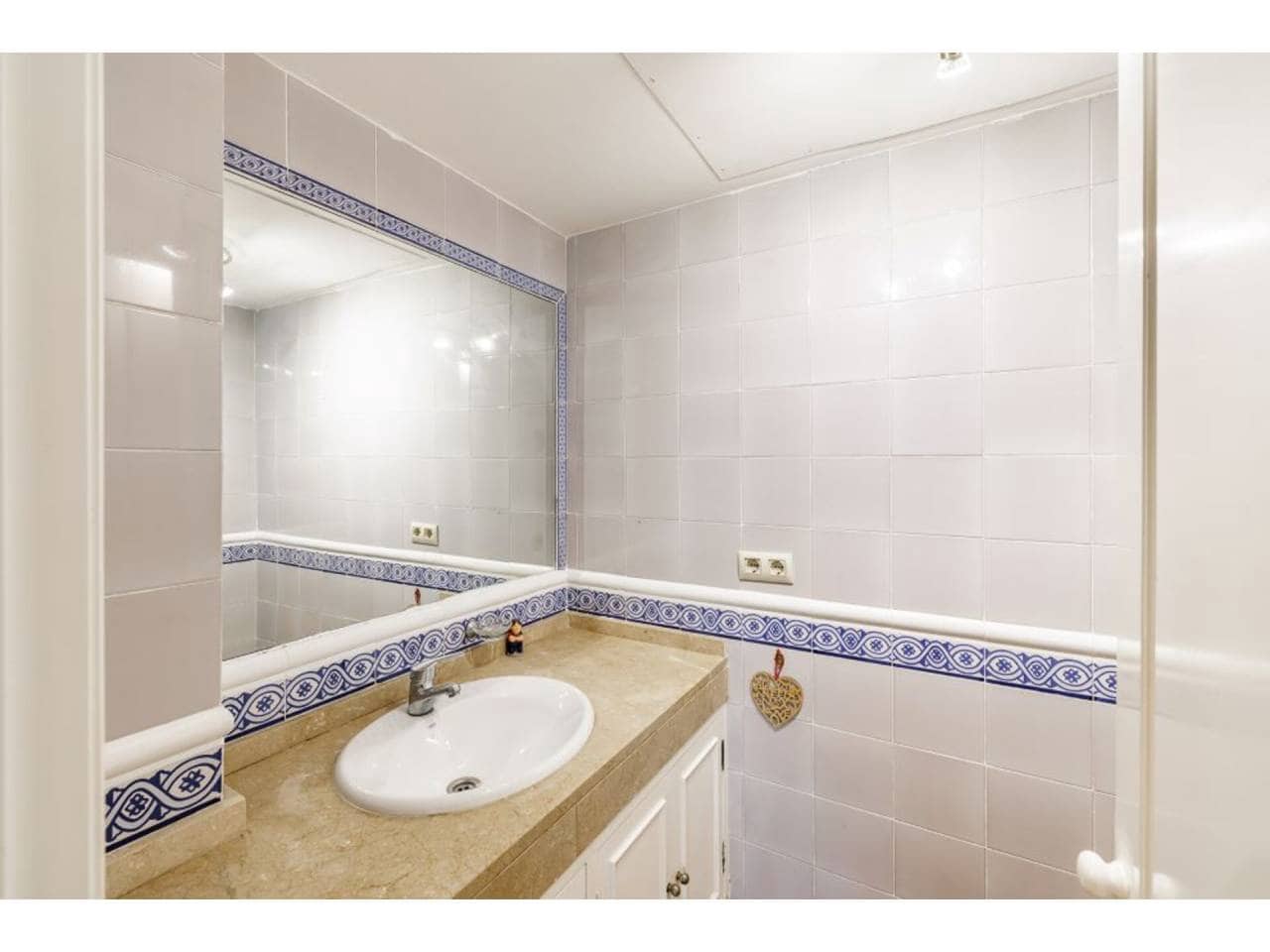 4 soveværelse Villa til salg i La Linea de la Concepcion med swimmingpool garage - € 875.000 (Ref: 7936802)