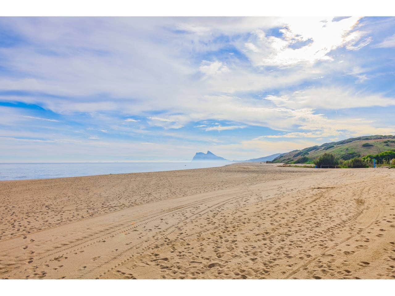 4 soveværelse Villa til salg i La Linea de la Concepcion med swimmingpool garage - € 875.000 (Ref: 7936802)