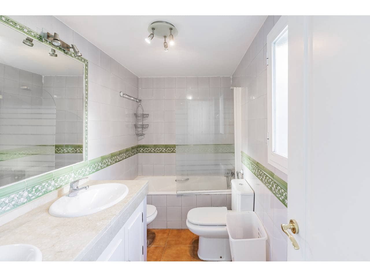 4 soveværelse Villa til salg i La Linea de la Concepcion med swimmingpool garage - € 875.000 (Ref: 7936802)