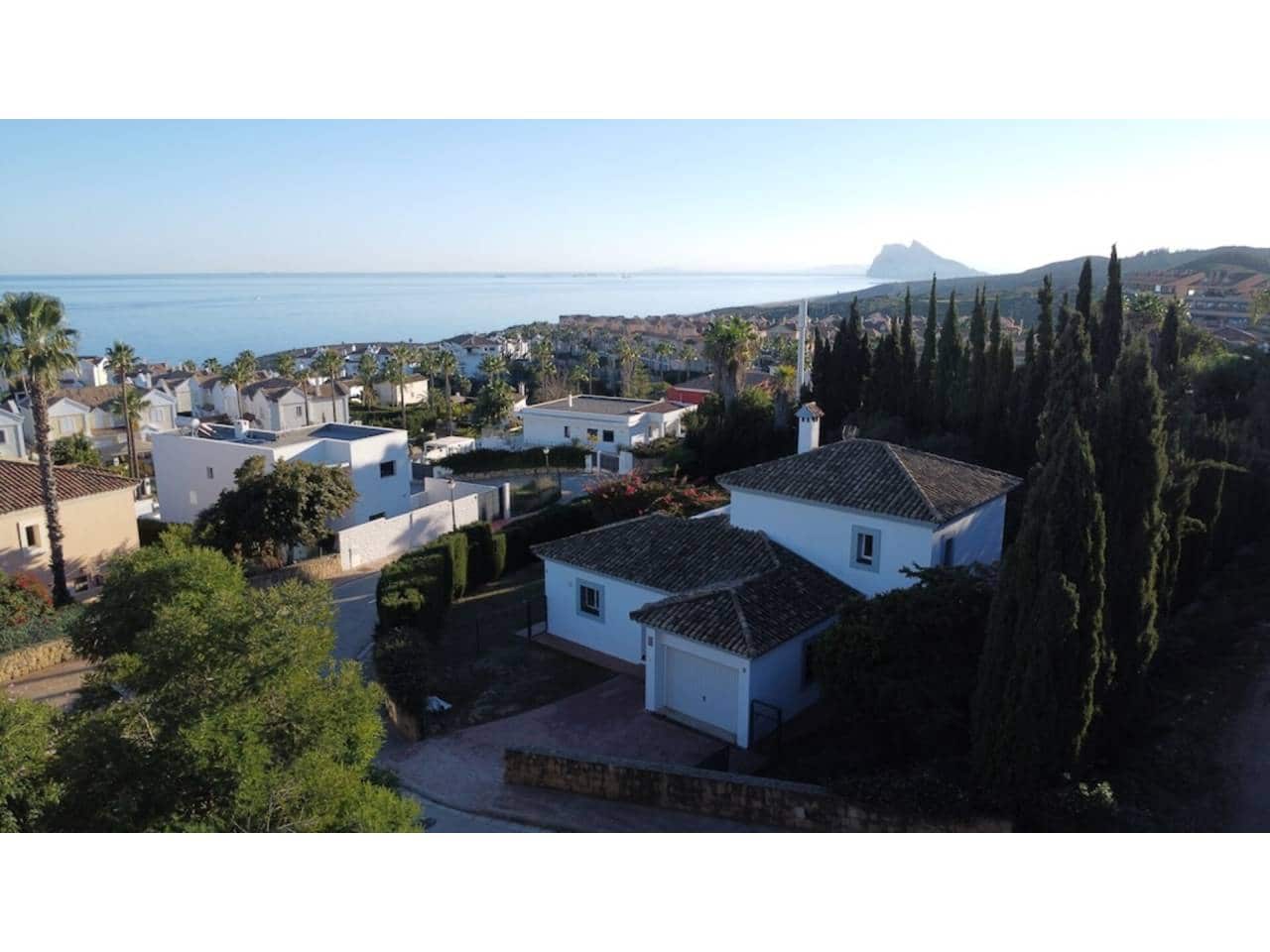4 soveværelse Villa til salg i La Linea de la Concepcion med swimmingpool garage - € 875.000 (Ref: 7936802)