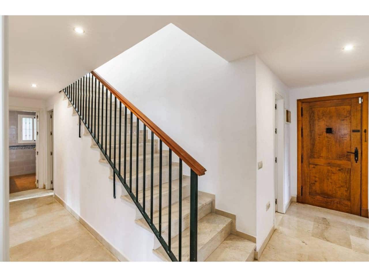 4 soveværelse Villa til salg i La Linea de la Concepcion med swimmingpool garage - € 875.000 (Ref: 7936802)