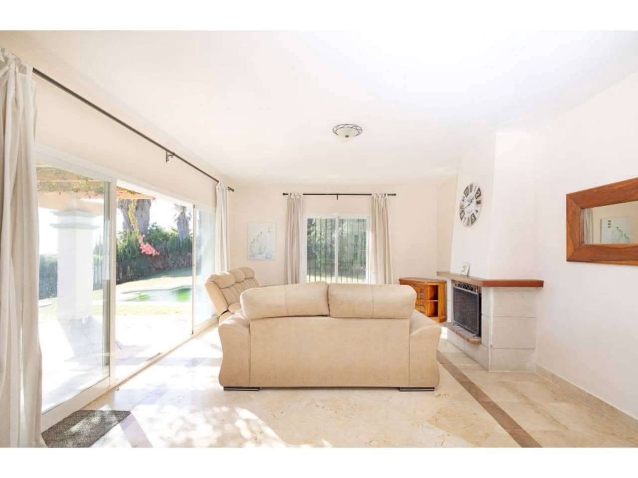 4 soveværelse Villa til salg i La Linea de la Concepcion med swimmingpool garage - € 875.000 (Ref: 7936802)