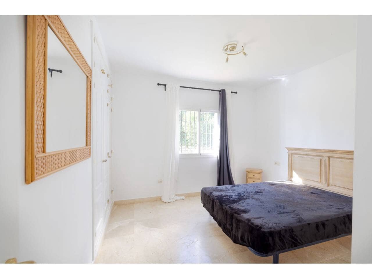 4 soveværelse Villa til salg i La Linea de la Concepcion med swimmingpool garage - € 875.000 (Ref: 7936802)