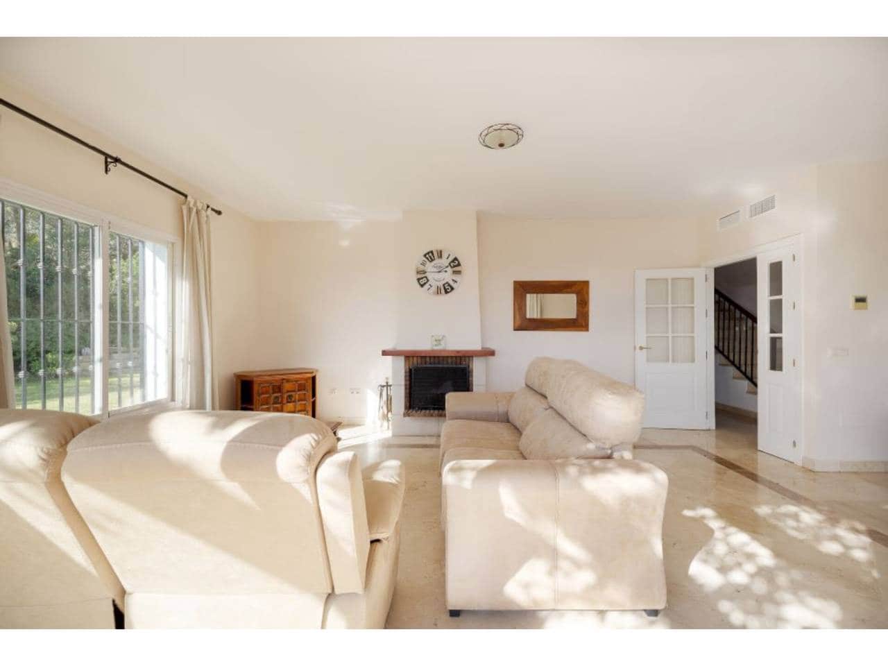 4 soveværelse Villa til salg i La Linea de la Concepcion med swimmingpool garage - € 875.000 (Ref: 7936802)