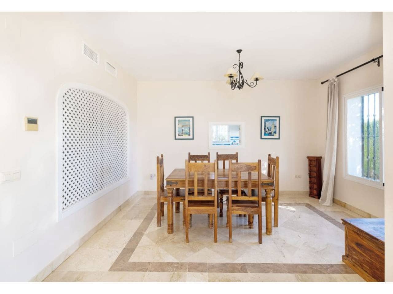 4 soveværelse Villa til salg i La Linea de la Concepcion med swimmingpool garage - € 875.000 (Ref: 7936802)