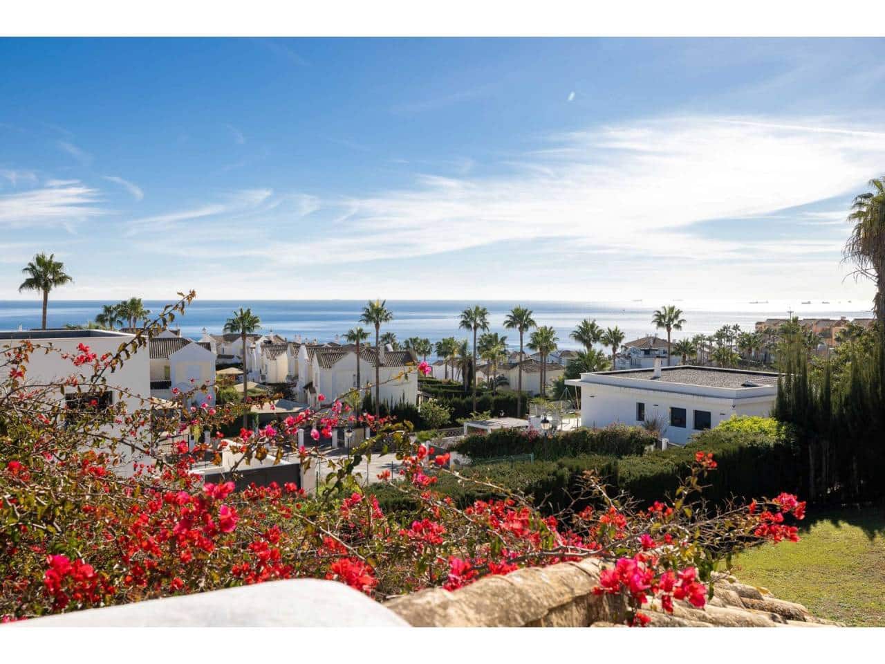 4 soveværelse Villa til salg i La Linea de la Concepcion med swimmingpool garage - € 875.000 (Ref: 7936802)