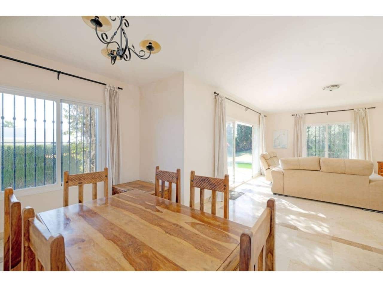 4 soveværelse Villa til salg i La Linea de la Concepcion med swimmingpool garage - € 875.000 (Ref: 7936802)