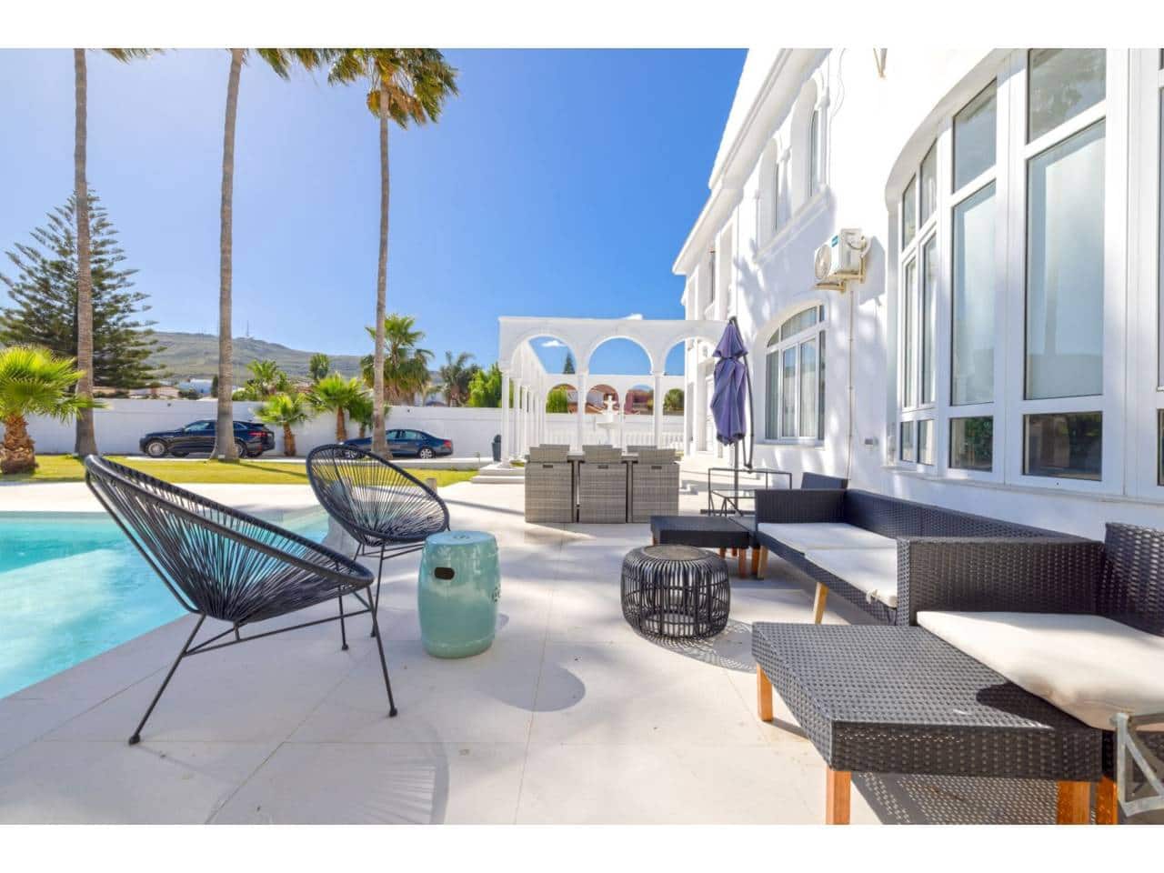 6 sypialnia Willa na sprzedaż w La Linea de la Concepcion z basenem garażem - 995 000 € (Ref: 8359171)