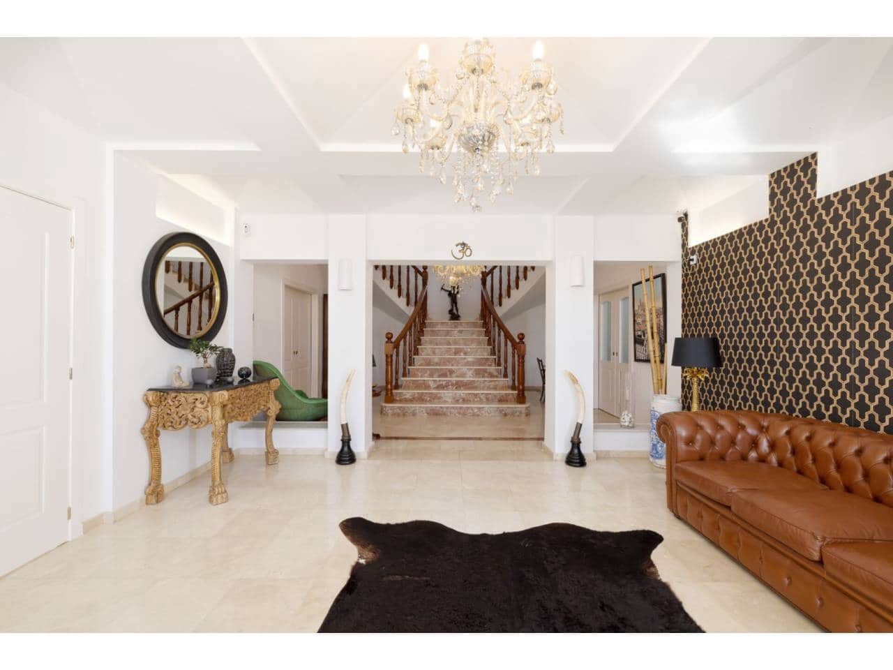 6 sypialnia Willa na sprzedaż w La Linea de la Concepcion z basenem garażem - 995 000 € (Ref: 8359171)