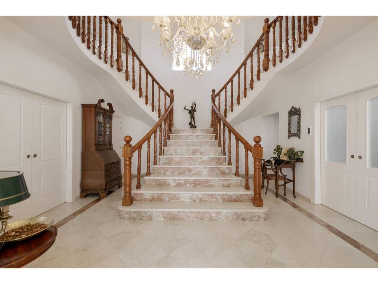 6 sypialnia Willa na sprzedaż w La Linea de la Concepcion z basenem garażem - 995 000 € (Ref: 8359171)