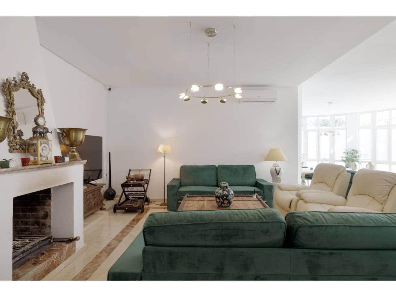 6 sypialnia Willa na sprzedaż w La Linea de la Concepcion z basenem garażem - 995 000 € (Ref: 8359171)