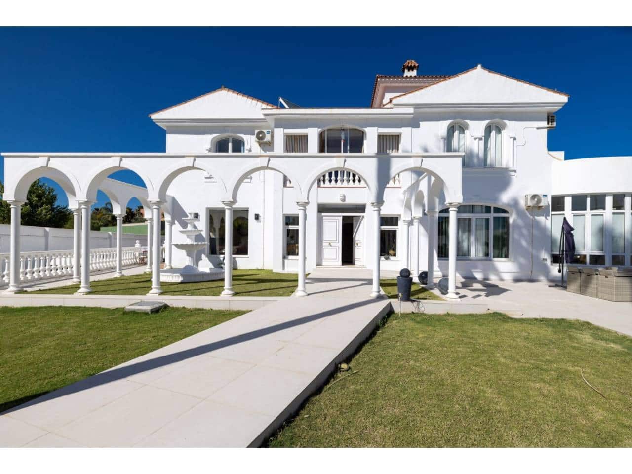 6 sypialnia Willa na sprzedaż w La Linea de la Concepcion z basenem garażem - 995 000 € (Ref: 8359171)