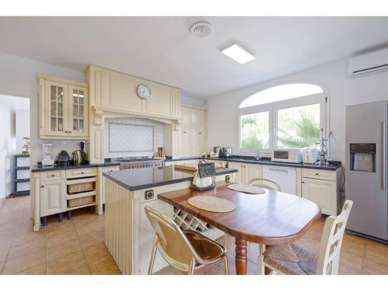 6 sypialnia Willa na sprzedaż w La Linea de la Concepcion z basenem garażem - 995 000 € (Ref: 8359171)