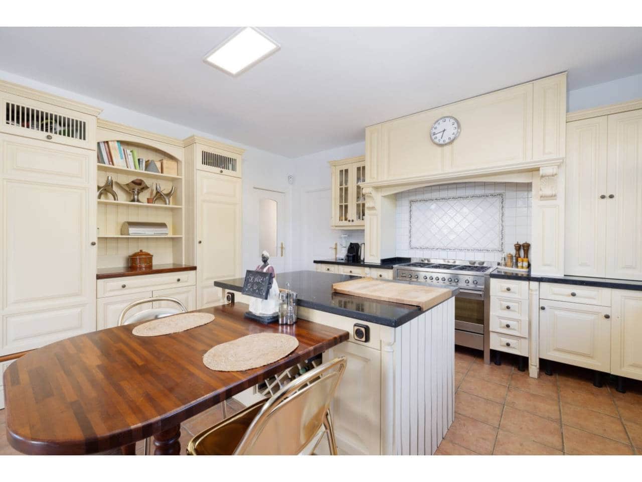 6 sypialnia Willa na sprzedaż w La Linea de la Concepcion z basenem garażem - 995 000 € (Ref: 8359171)