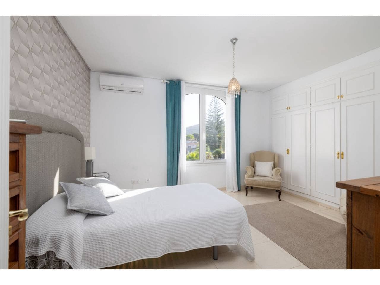 6 sypialnia Willa na sprzedaż w La Linea de la Concepcion z basenem garażem - 995 000 € (Ref: 8359171)