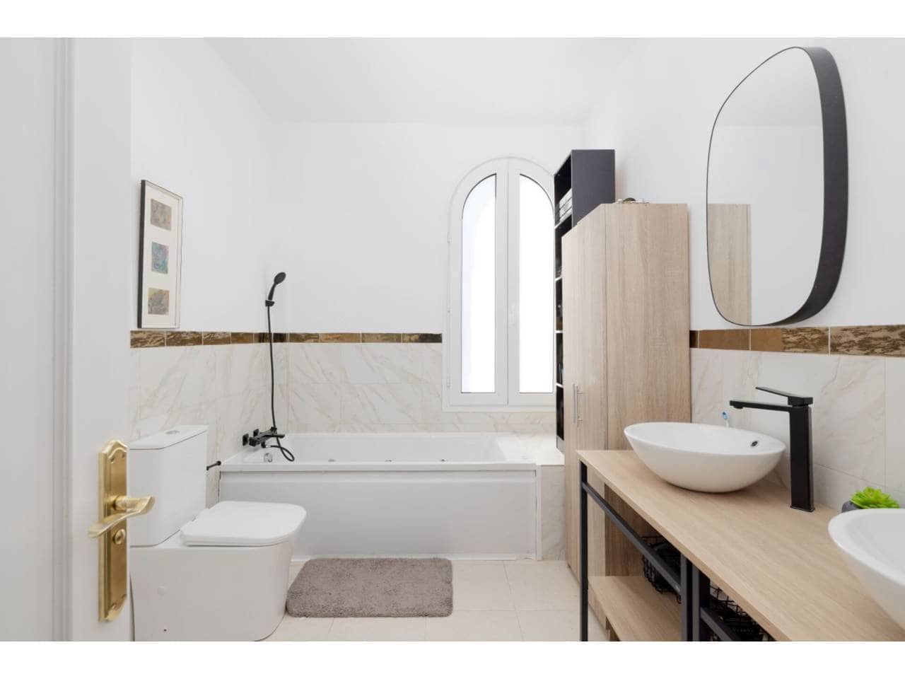 6 sypialnia Willa na sprzedaż w La Linea de la Concepcion z basenem garażem - 995 000 € (Ref: 8359171)