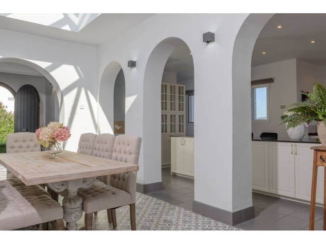 4 bedroom Villa for sale in Benalup with pool garage - € 885,000 (Ref: 8560986)