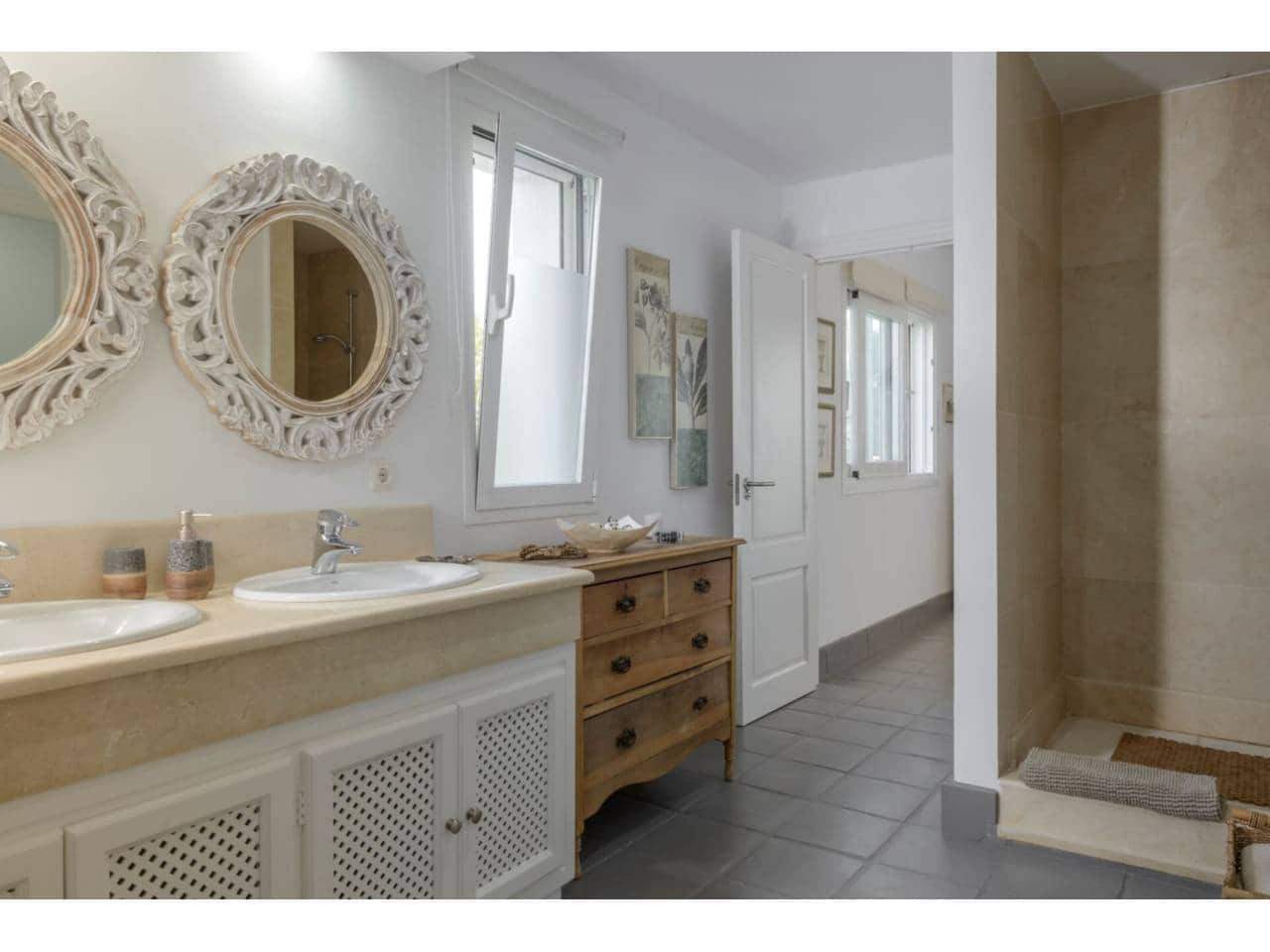 4 soveværelse Villa til salg i Benalup med swimmingpool garage - € 885.000 (Ref: 8560986)