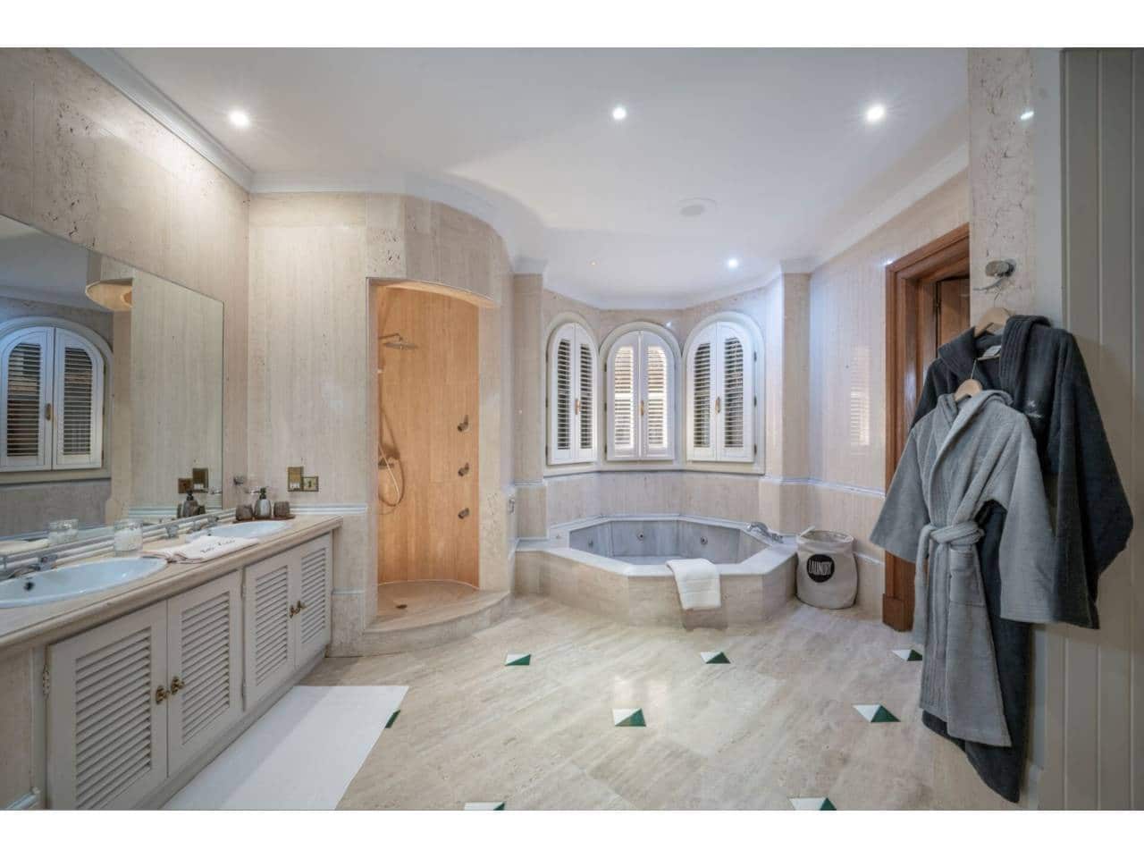 6 soveværelse Villa til salg i San Roque med swimmingpool garage - € 4.700.000 (Ref: 8596846)