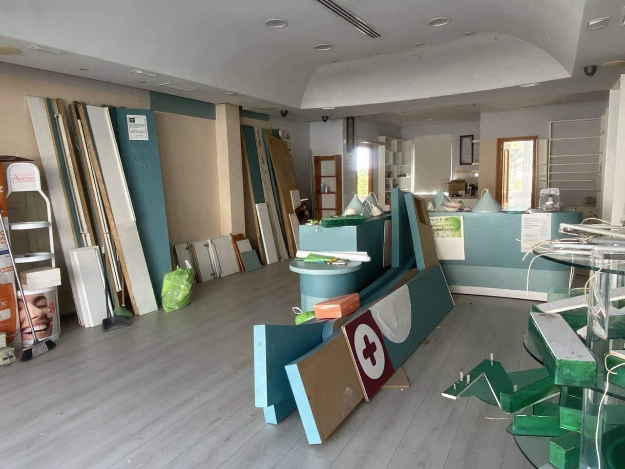 Commercial for sale in Sotogrande - € 140,000 (Ref: 8634111)