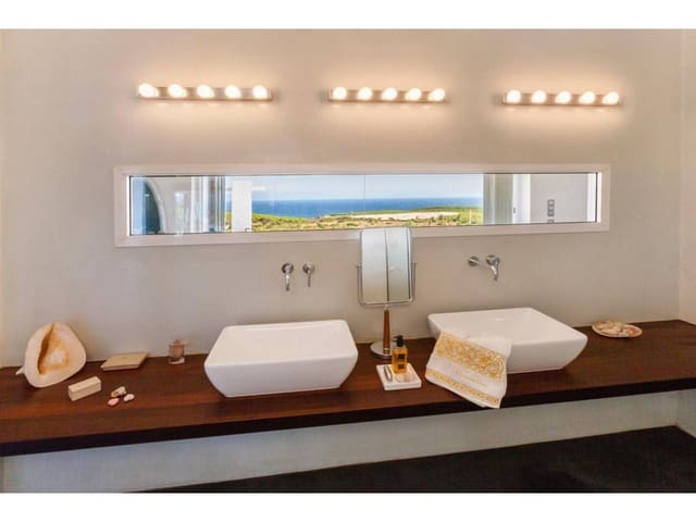 2 bedroom Villa for sale in Tarifa with pool - € 1,700,000 (Ref: 8738622)