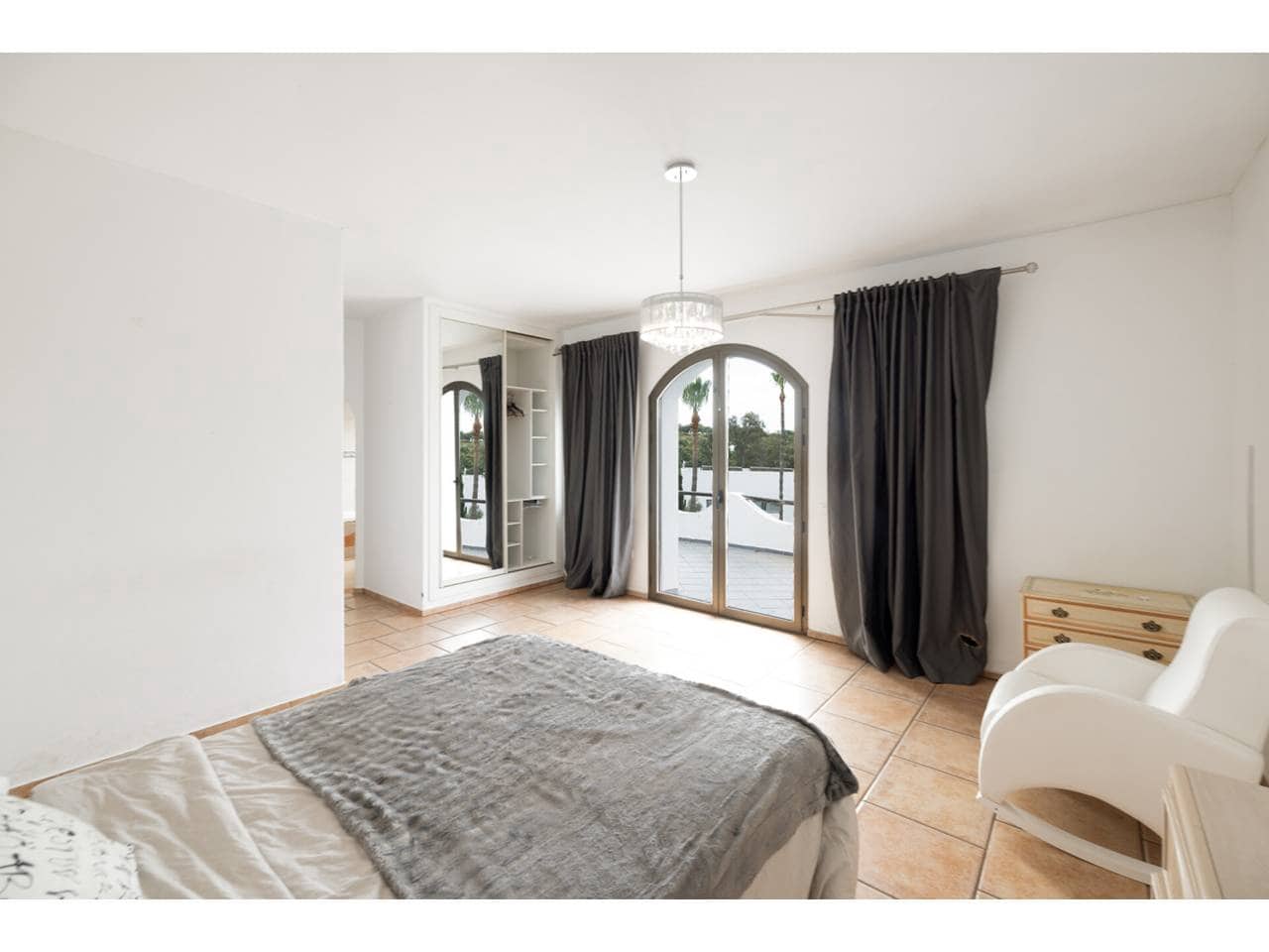 4 makuuhuone Huvila myytävänä paikassa Sotogrande mukana uima-altaan 
autotalli - 975 000 € (Ref: 8982073)