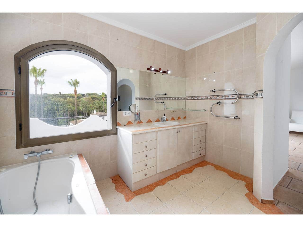 4 makuuhuone Huvila myytävänä paikassa Sotogrande mukana uima-altaan 
autotalli - 975 000 € (Ref: 8982073)