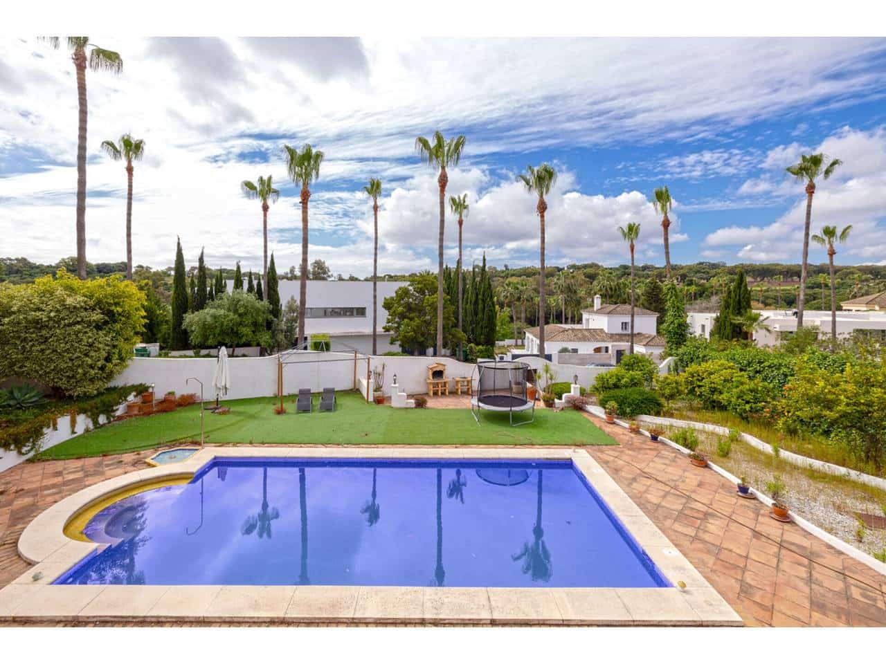 4 makuuhuone Huvila myytävänä paikassa Sotogrande mukana uima-altaan 
autotalli - 975 000 € (Ref: 8982073)