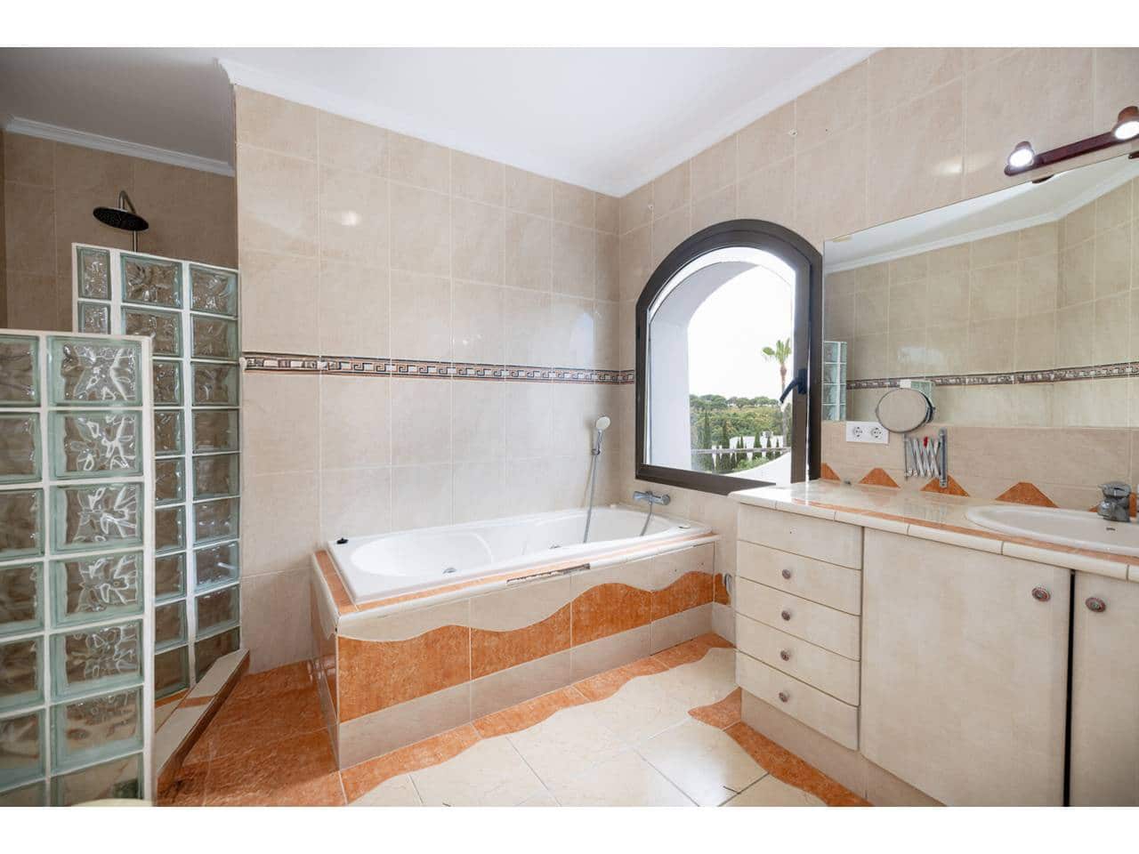 4 makuuhuone Huvila myytävänä paikassa Sotogrande mukana uima-altaan 
autotalli - 975 000 € (Ref: 8982073)