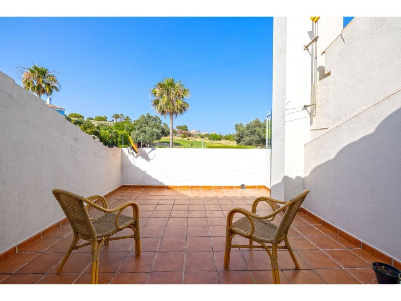 5 soverom Kjedet enebolig til salgs i Manilva med svømmebasseng garasje - € 830 000 (Ref: 9081180)