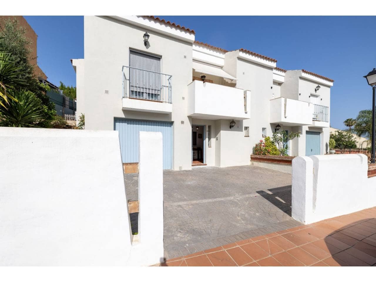 5 soverom Kjedet enebolig til salgs i Manilva med svømmebasseng garasje - € 830 000 (Ref: 9081180)