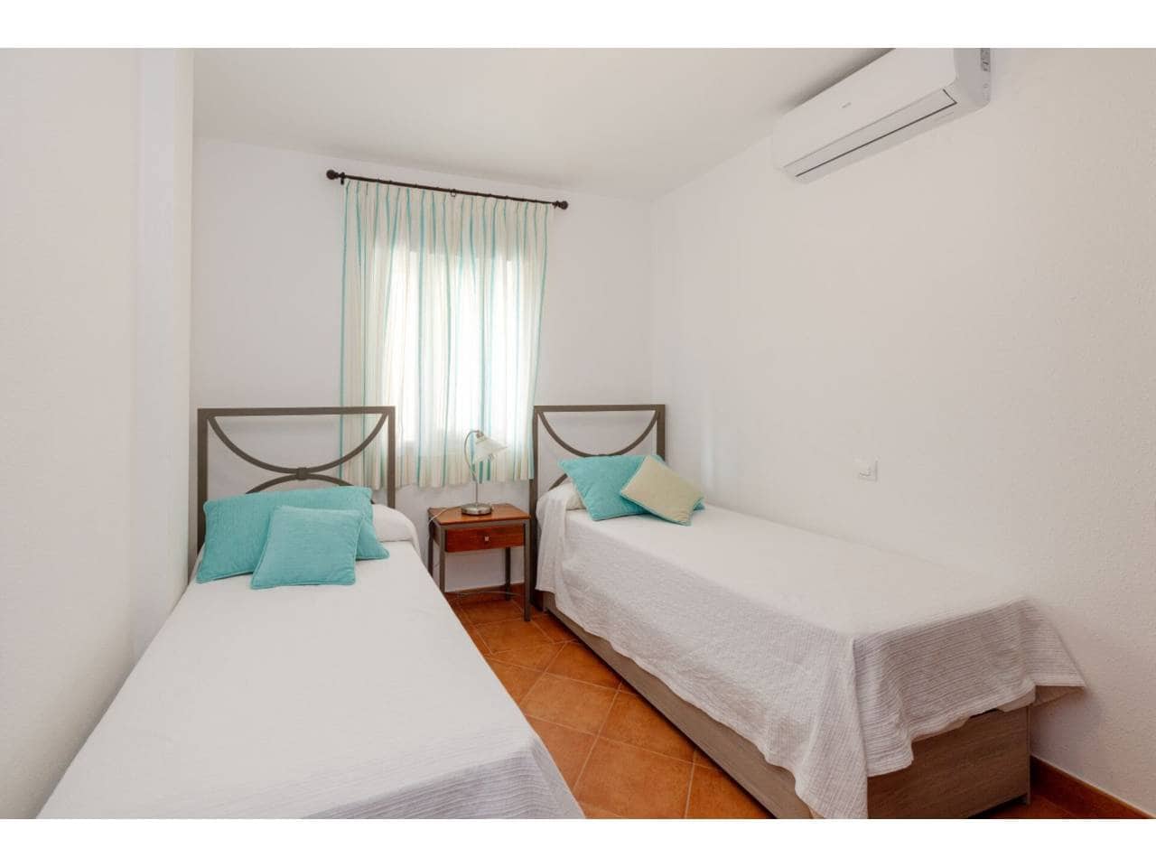 5 soverom Kjedet enebolig til salgs i Manilva med svømmebasseng garasje - € 830 000 (Ref: 9081180)