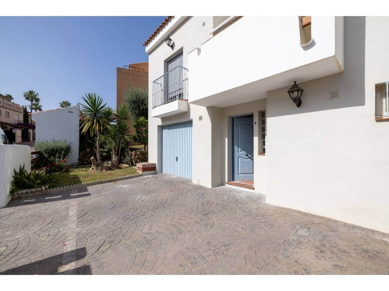 5 soverom Kjedet enebolig til salgs i Manilva med svømmebasseng garasje - € 830 000 (Ref: 9081180)