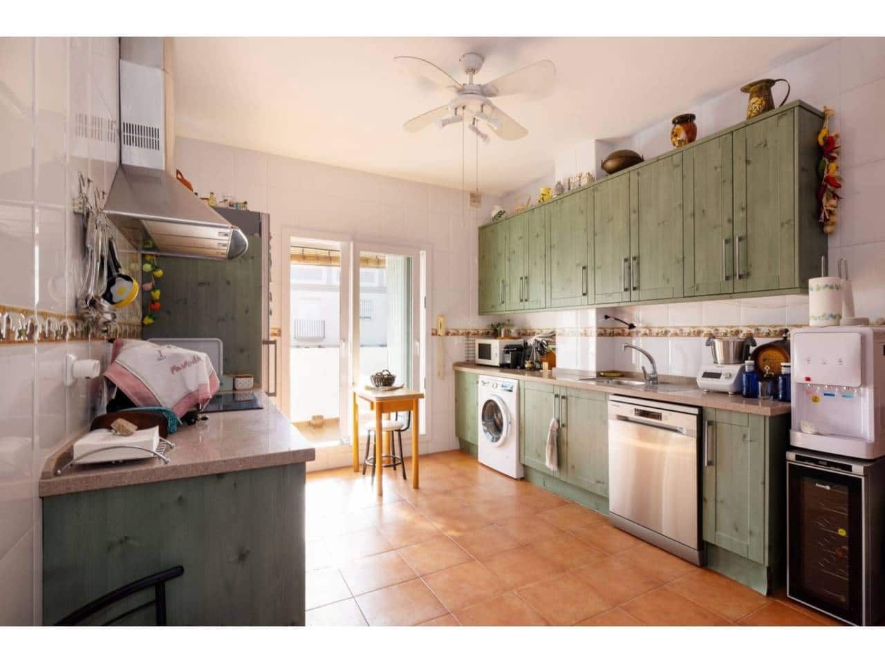 5 soverom Kjedet enebolig til salgs i Manilva med svømmebasseng garasje - € 830 000 (Ref: 9081180)