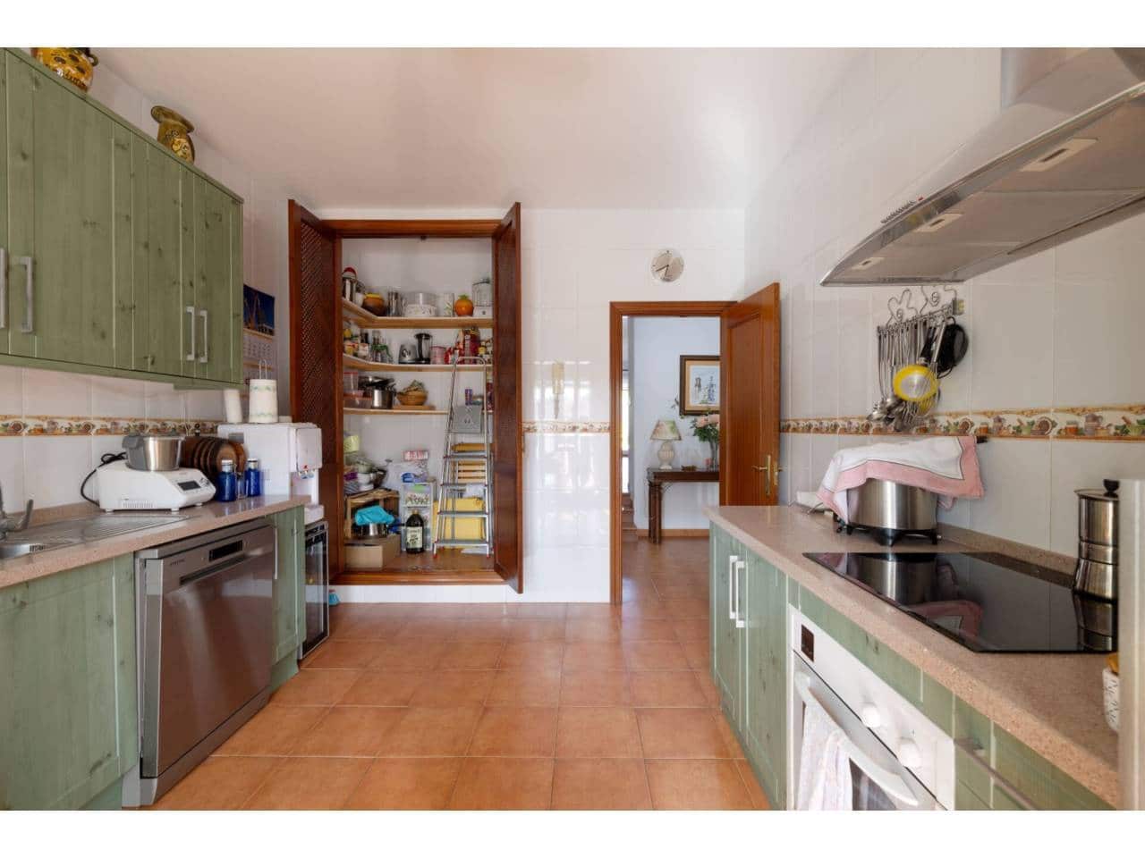 5 soverom Kjedet enebolig til salgs i Manilva med svømmebasseng garasje - € 830 000 (Ref: 9081180)