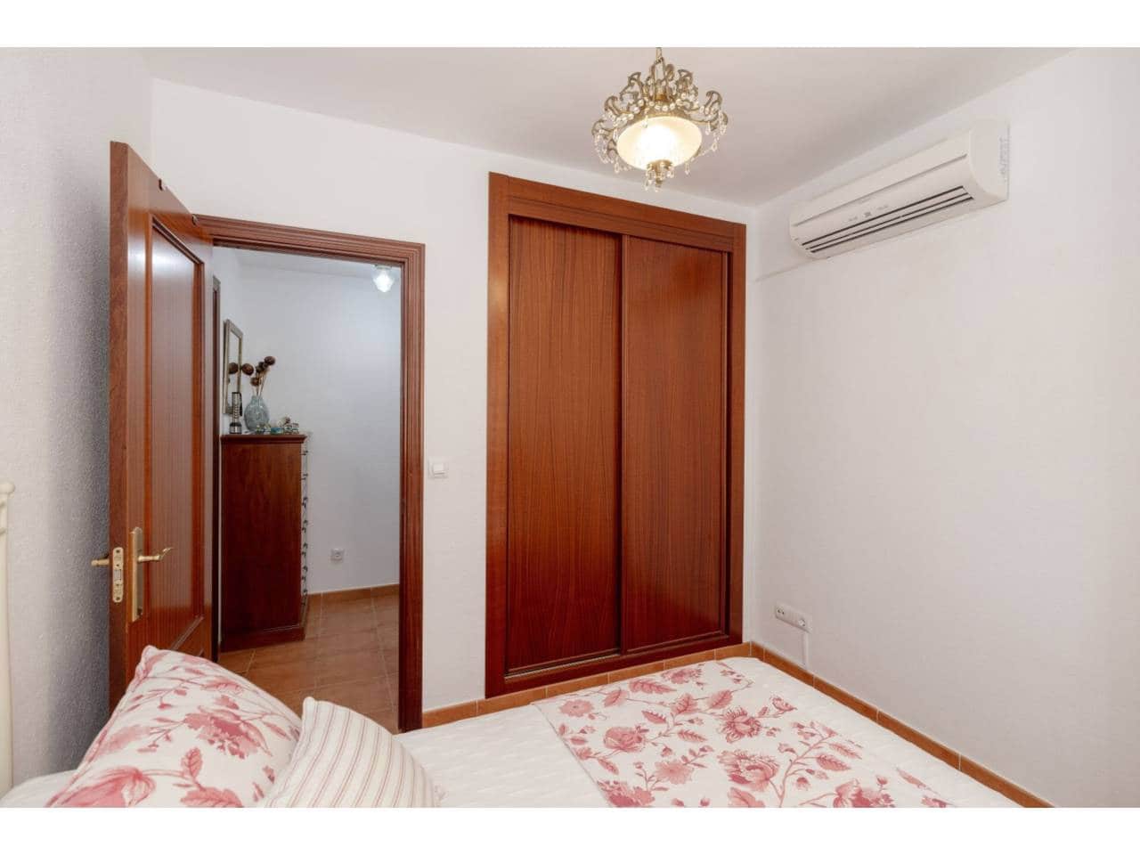 5 soverom Kjedet enebolig til salgs i Manilva med svømmebasseng garasje - € 830 000 (Ref: 9081180)