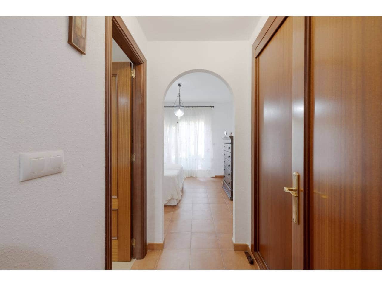 5 soverom Kjedet enebolig til salgs i Manilva med svømmebasseng garasje - € 830 000 (Ref: 9081180)