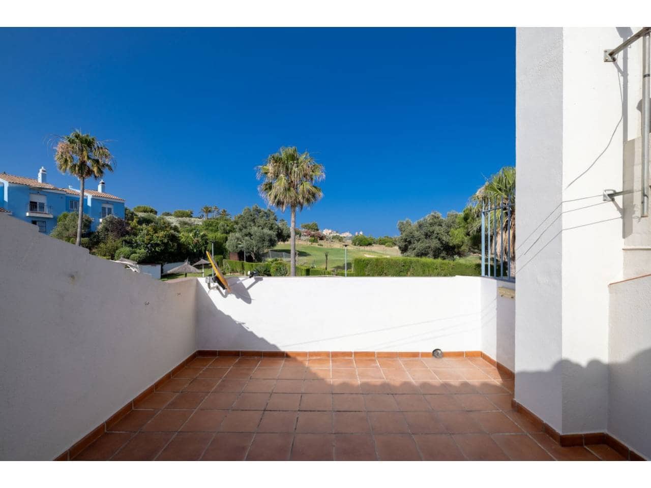 5 soverom Kjedet enebolig til salgs i Manilva med svømmebasseng garasje - € 830 000 (Ref: 9081180)