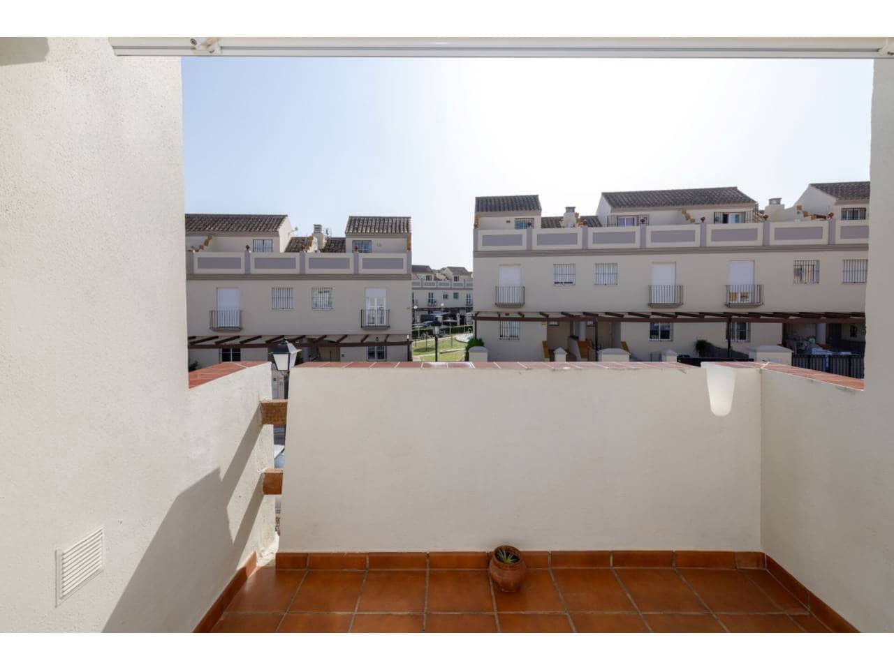 5 soverom Kjedet enebolig til salgs i Manilva med svømmebasseng garasje - € 830 000 (Ref: 9081180)