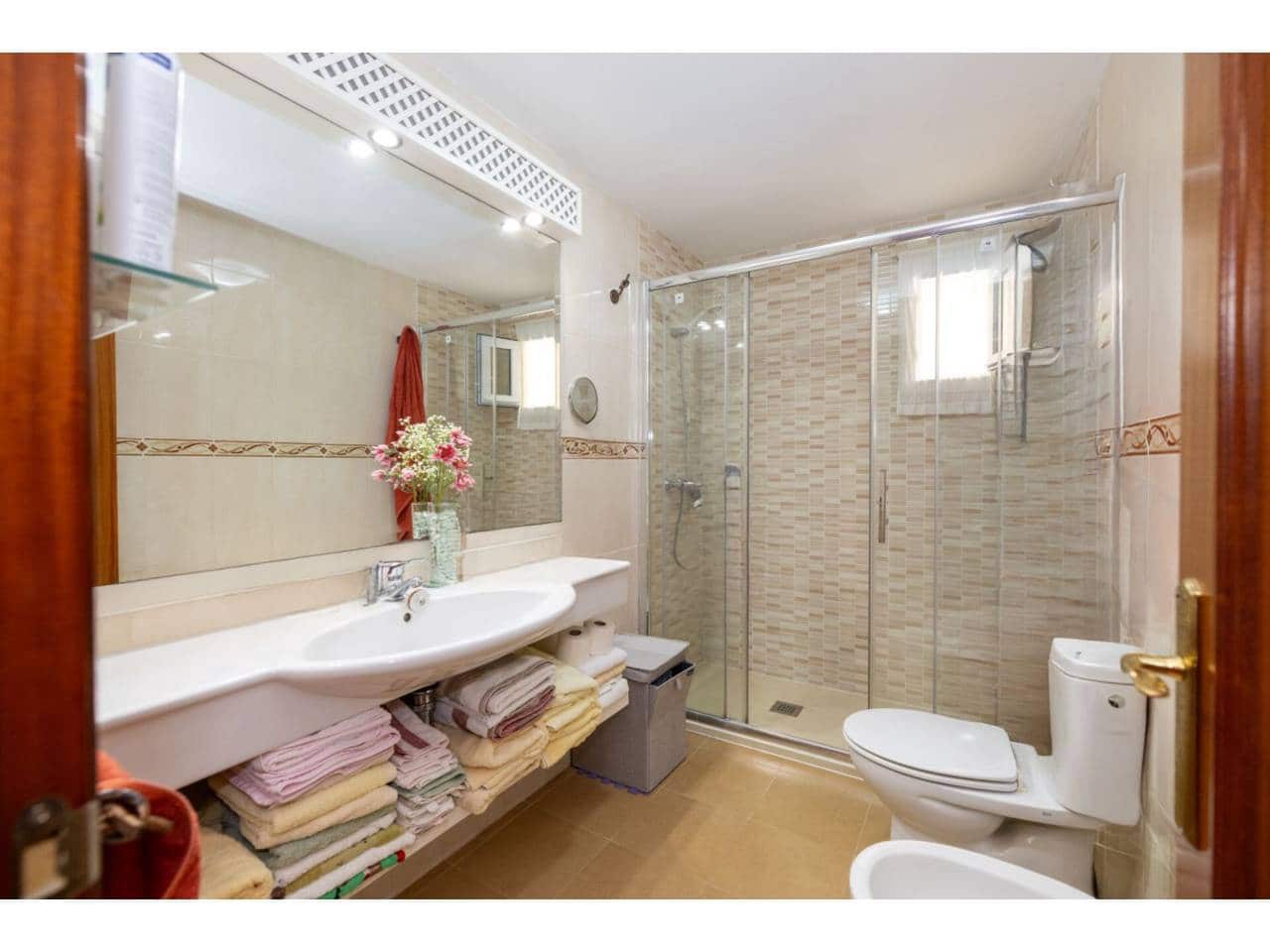 5 soverom Kjedet enebolig til salgs i Manilva med svømmebasseng garasje - € 830 000 (Ref: 9081180)