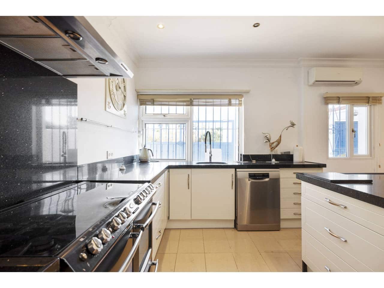 5 soveværelse Villa til salg i Torreguadiaro med swimmingpool - € 1.350.000 (Ref: 9145122)