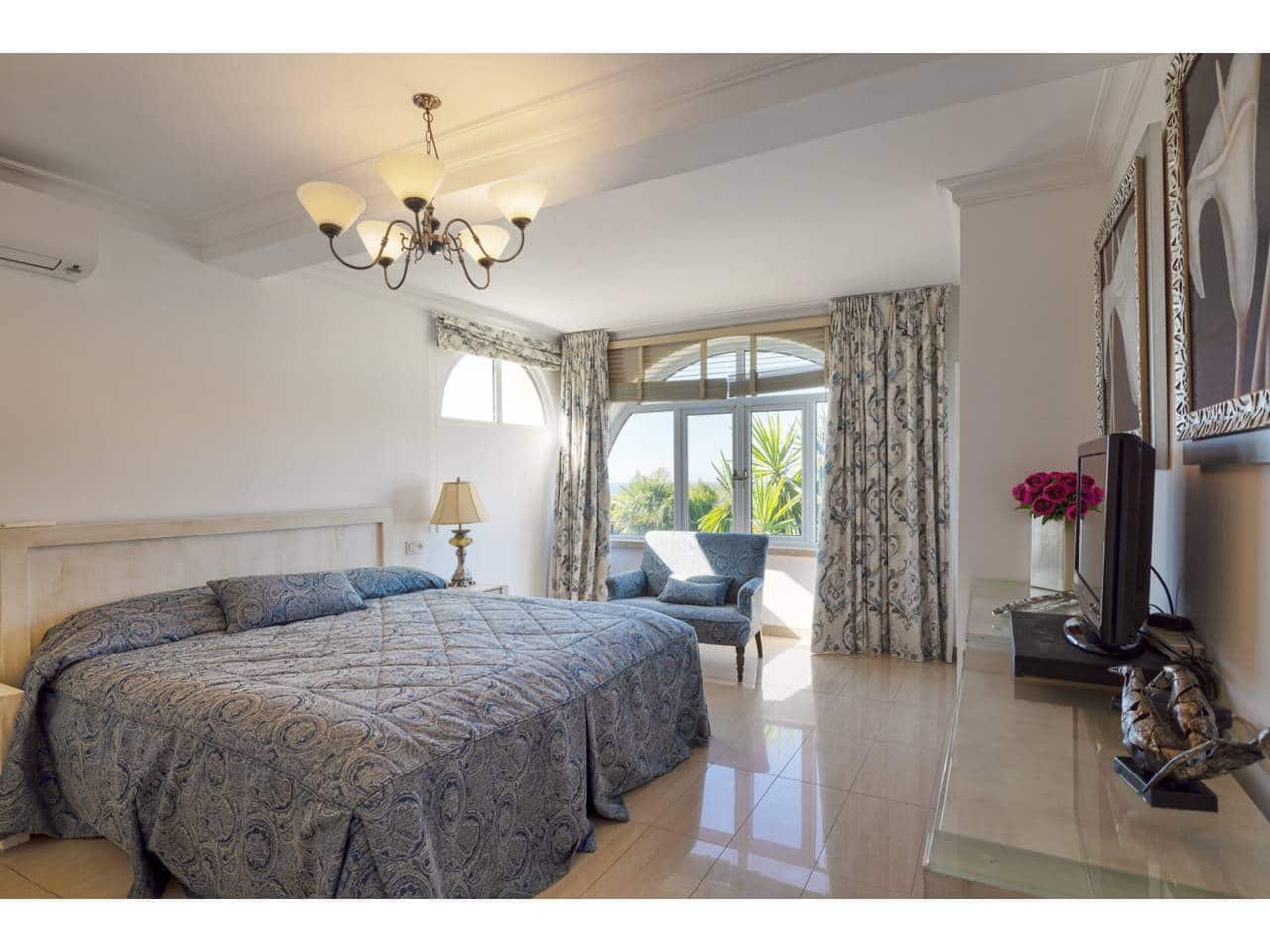 5 soveværelse Villa til salg i Torreguadiaro med swimmingpool - € 1.350.000 (Ref: 9145122)